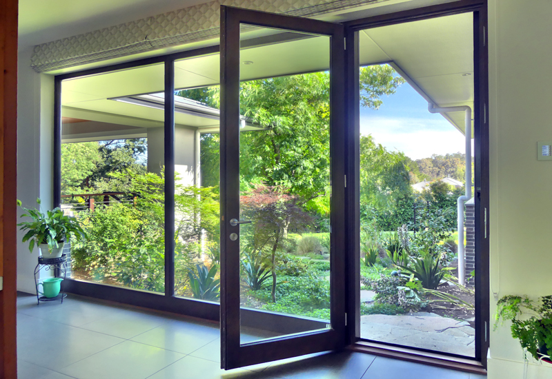 Hinged-door-fold-back-onto-fixed