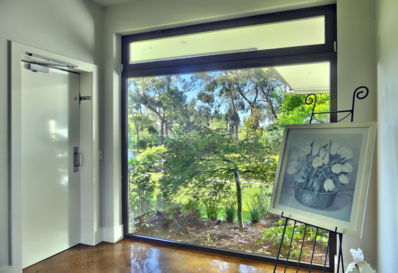 Picture-window-with-clerestory