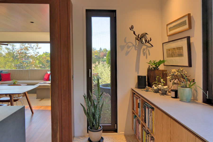 Narrow tilt and turn window for ventilation